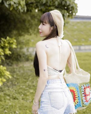 ▲梓梓大方露出性感美背。(圖/翻攝梓梓IG) ▲梓梓大方露出性感美背。(圖/翻攝梓梓IG)