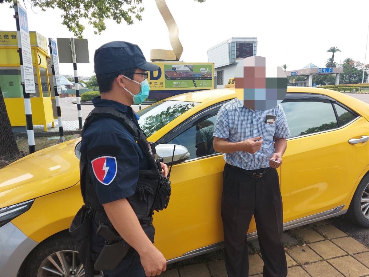 ▲航警局高雄分局員警在確認李男恐遭詐騙後，當下點出詐騙集團的愛情圈套，成功讓李男脫離財物損失之陷阱。（圖／航警局高雄分局提供）