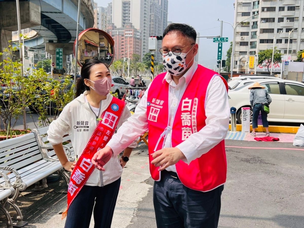 ▲前高市府新聞局長、現任台中市新聞局長鄭照新南下高雄陪同白喬茵掃街。（圖／翻攝畫面）