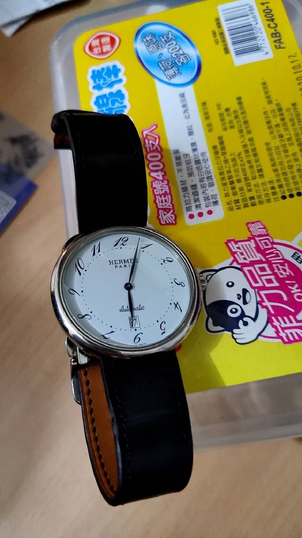 ▲破窗偷愛馬仕皮包及名錶　錶戴手上罪證確鑿（圖/記者鄧力軍翻攝）