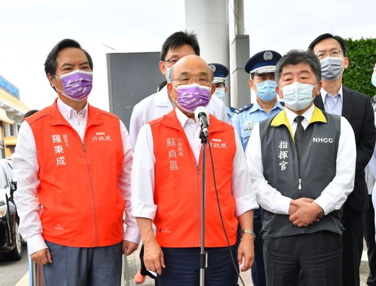 ▲行政院長蘇貞昌今天至新北市板橋區視察「社區藥局防疫工作實務流程整體規劃」，他視察前宣布，為降低地方政府負擔，下週起確診者可線上申請居隔單。（圖／行政院提供）