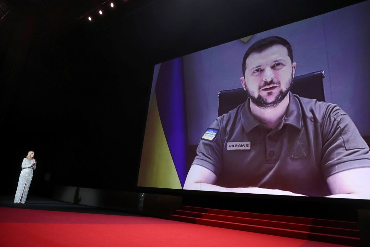 ▲烏克蘭總統澤倫斯基痛批，俄羅斯發動威力強大的飛彈攻擊，摧毀烏東剛修復完成的文化中心，造成至少8人受傷，其中包括1名女童。（圖／美聯社／達志影像）