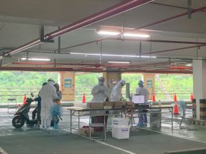 專家認為,以目前台灣的流行曲線,在高檔區盤旋對於醫療量能、傷亡致死率下降較有利。 ▲專家認為,以目前台灣的流行曲線在高檔區盤旋,對於醫療量能、傷亡致死率下降較有利。(圖/讀者提供)