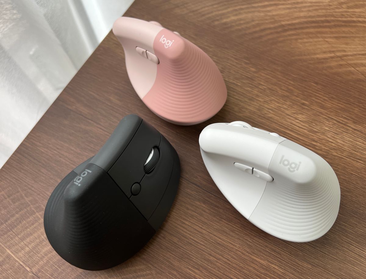 ▲羅技LIFT滑鼠採用垂直設計，更符合人體工學，減少手腕壓力。（圖／記者周淑萍攝）