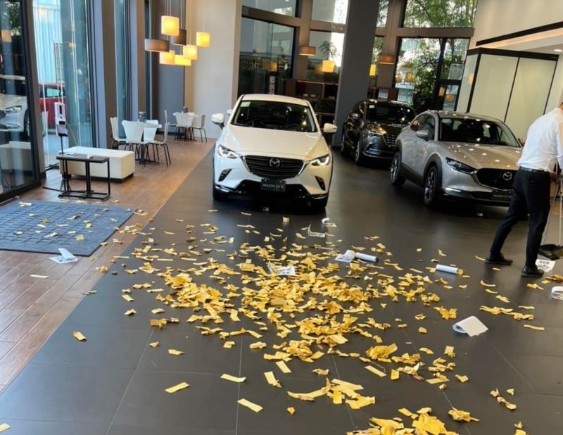 闖汽車展廳撒冥紙!3男鬧場後揚長而去 疑感情糾紛釀禍