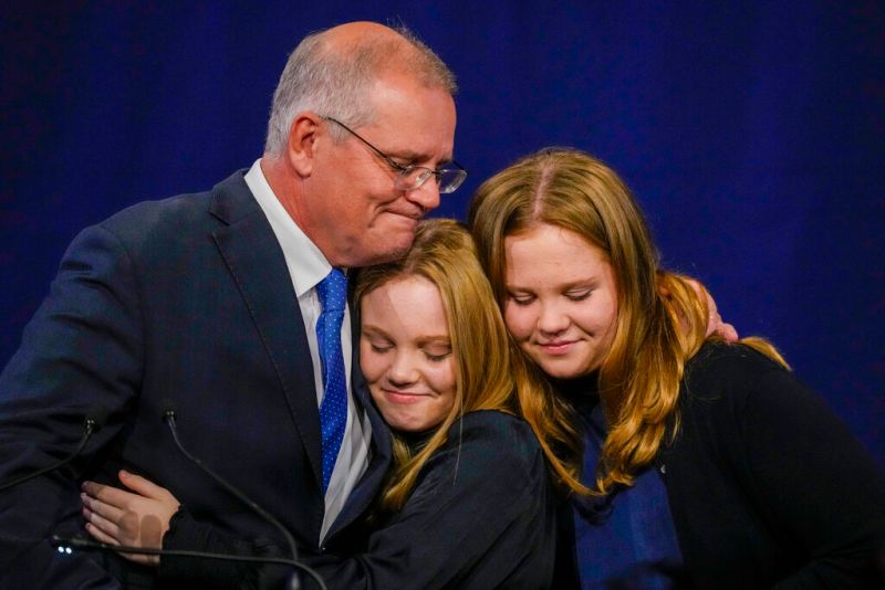 ▲澳洲總理莫里森（Scott Morrison）在女兒們的支持下宣布敗選。（圖／美聯社／達志影像）