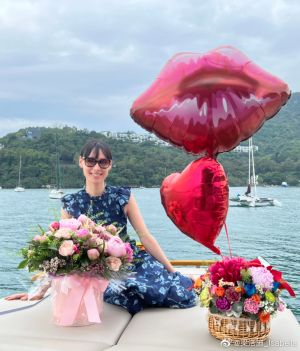 ▲梁洛施乘坐遊艇慶祝母親節,生活非常愜意。(圖/翻攝梁洛施微博) ▲梁洛施乘坐遊艇慶祝母親節,生活非常愜意。(圖/翻攝梁洛施微博)