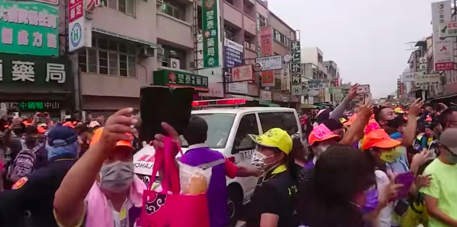 ▲媽祖大轎突然在路口猛力靠邊，原來是為了讓救護車通過（圖／2022白沙屯媽祖北港進香）