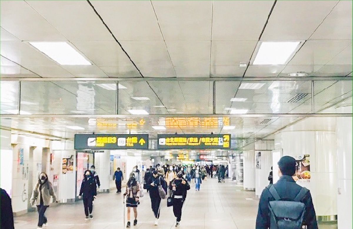 ▲台北捷運天花板時常看到神秘玻璃，日前北捷公布真實用途，而引起討論。（圖／翻攝台北捷運臉書）