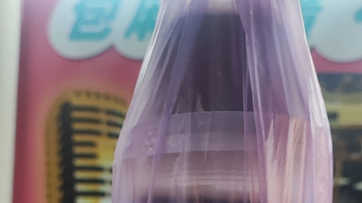 ▲店家飲料不僅用塑膠杯蓋包裝，而且還倒蓋，讓該名外送員苦不堪言。（圖／外送員的奇聞怪事）