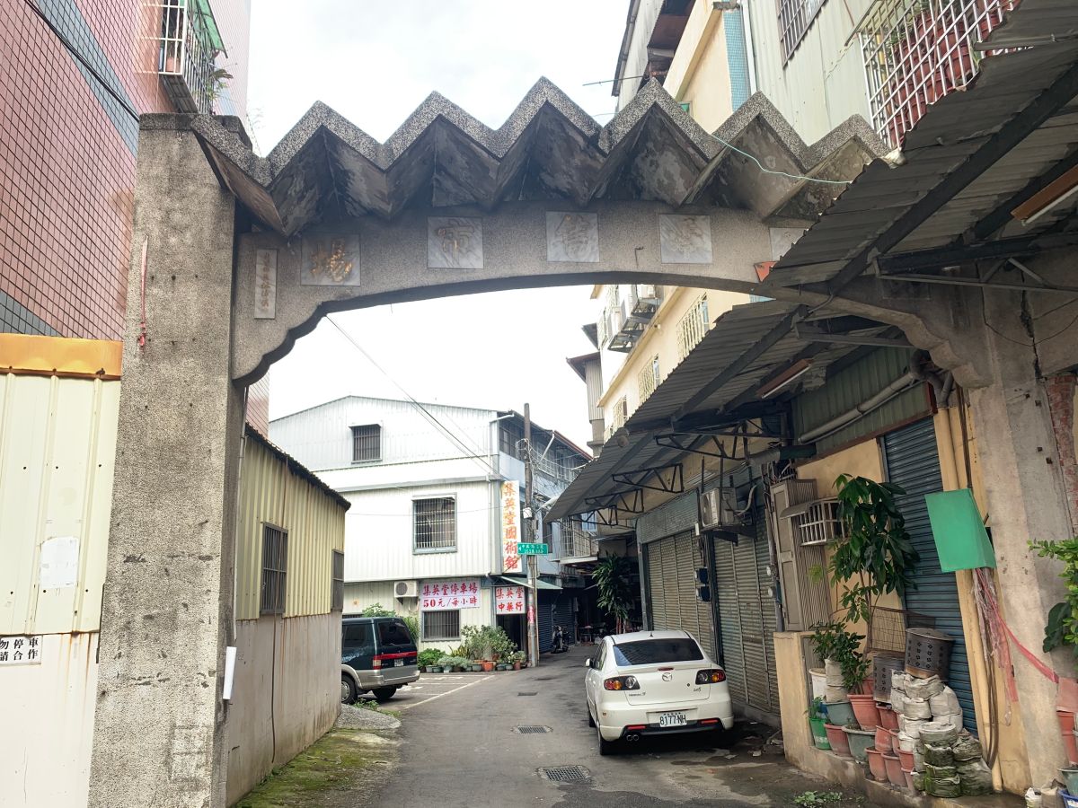 ▲大里「內新零售市場牌樓」，新地主計畫動手拆除，地方民眾希望保存(圖／李天生提供2022.5.22)