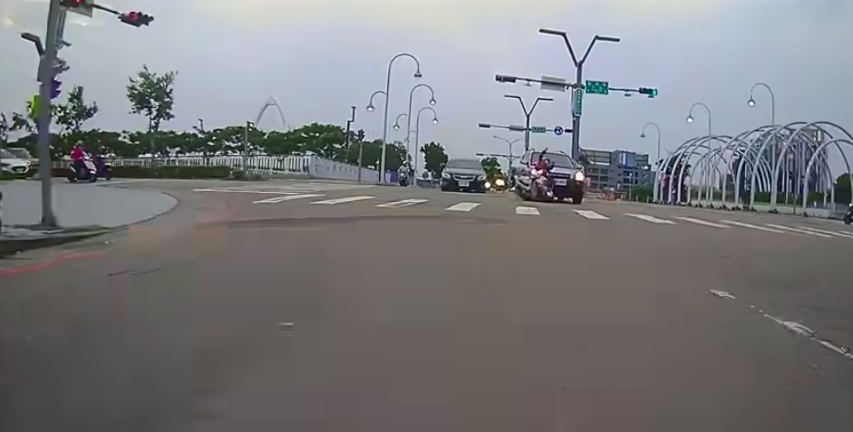 ▲台中女騎士「鬼切左轉」畫面曝光。（圖／翻攝自WoWtchout - 地圖型行車影像分享平台）