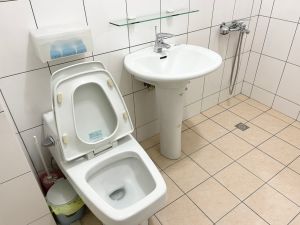 ▲居隔關出新技能,18年老舊廁所被刷到宛如全新。(圖/民眾提供) ▲居隔關出新技能,18年老舊廁所被刷到宛如全新。(圖/民眾提供)