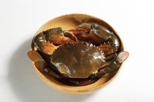 ▲遼寧酸菜白肉鍋必選每隻重一斤的活沙母或沙公,向賓客展示鮮活度後隨即處理入鍋。(圖/冬鄉小廚提供) ▲遼寧酸菜白肉鍋必選每隻重一斤的活沙母或沙公,向賓客展示鮮活度後隨即處理入鍋。(圖/冬鄉小廚提供)