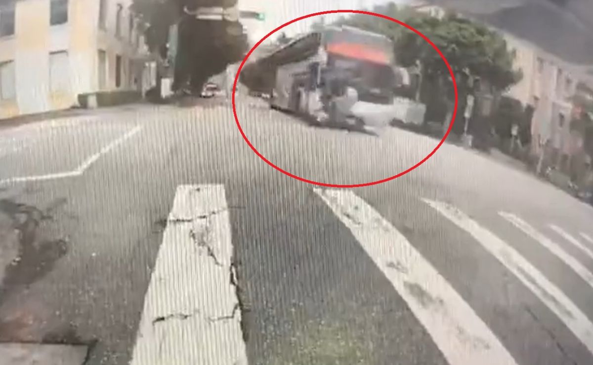 ▲北市雙載機車過路口闖紅燈遭客運撞上，慘釀1死1傷。（圖／翻攝畫面）