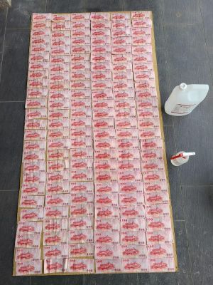 防疫做滿?他鋪150張鈔票「酒精消毒」 專家:別亂用 ▲原PO將150張百元鈔票一字排開,仔細用酒精噴灑消毒。(圖/翻攝自《爆廢公社》)