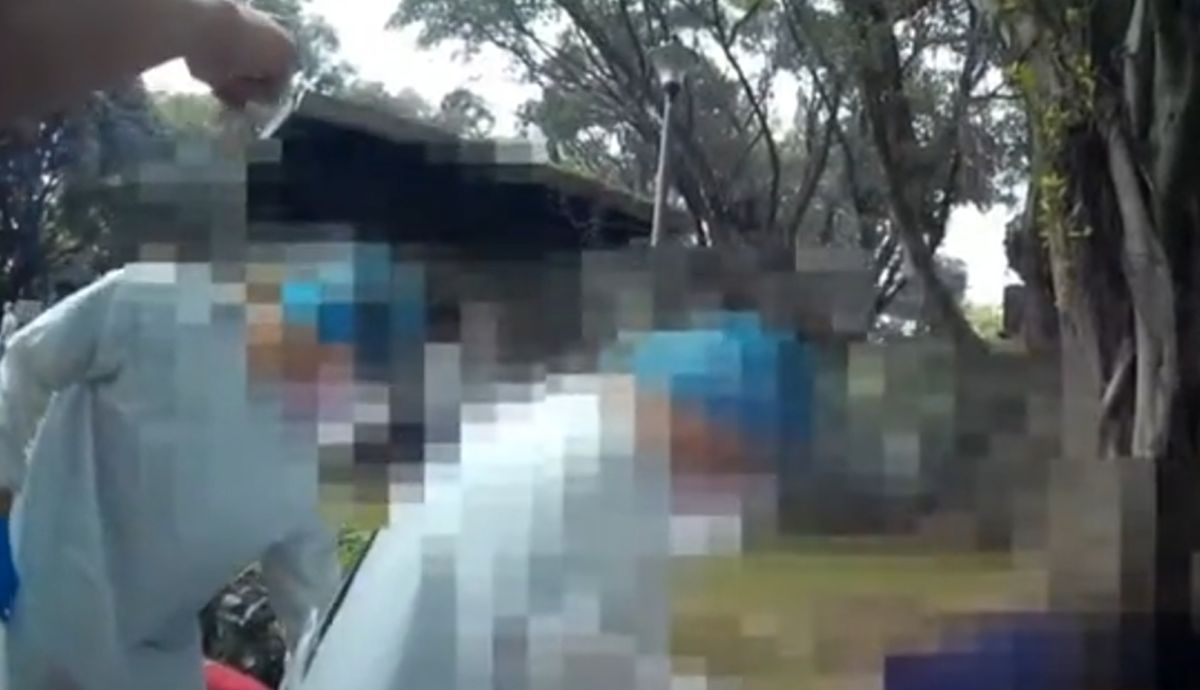 ▲警方到場後，立刻將中刀的蔡男送醫，所幸搶救後無大礙。（圖／翻攝畫面）