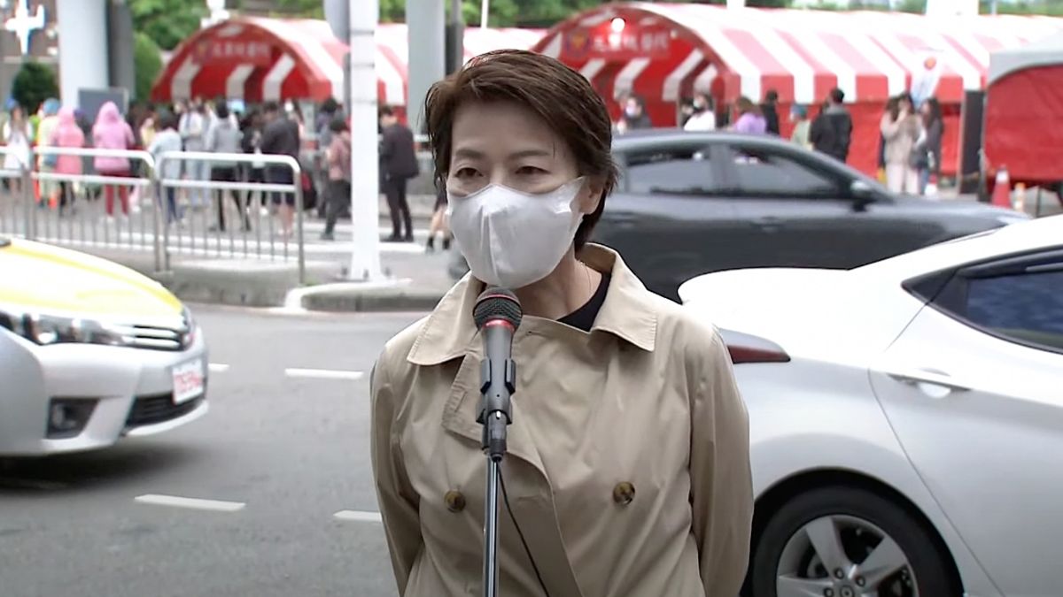 ▲台北市副市長黃珊珊22日下午前往松山機場的車來速篩檢站視察，並於會後接受媒體訪問。（圖／台北市政府提供）