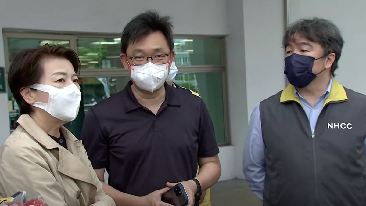 ▲台北市副市長黃珊珊（左）22日在醫福會執行長王必勝（右）與三軍總醫院院長王智弘的陪同下，視察松山機場車來速篩檢站。（圖／台北市政府提供）