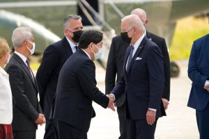 ▲美國總統拜登22日抵達位於東京的美國橫田空軍基地,會見日本首相岸田文雄。(圖/美聯社/達志影像) ▲美國總統拜登22日抵達位於東京的美國橫田空軍基地,會見日本首相岸田文雄。(圖/美聯社/達志影像)