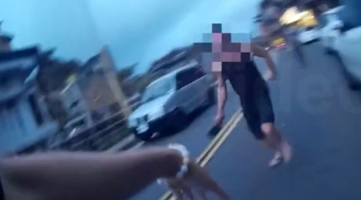 ▲鄭男因談判不成，竟當街持菜刀試圖攻擊對方。（圖／翻攝畫面）