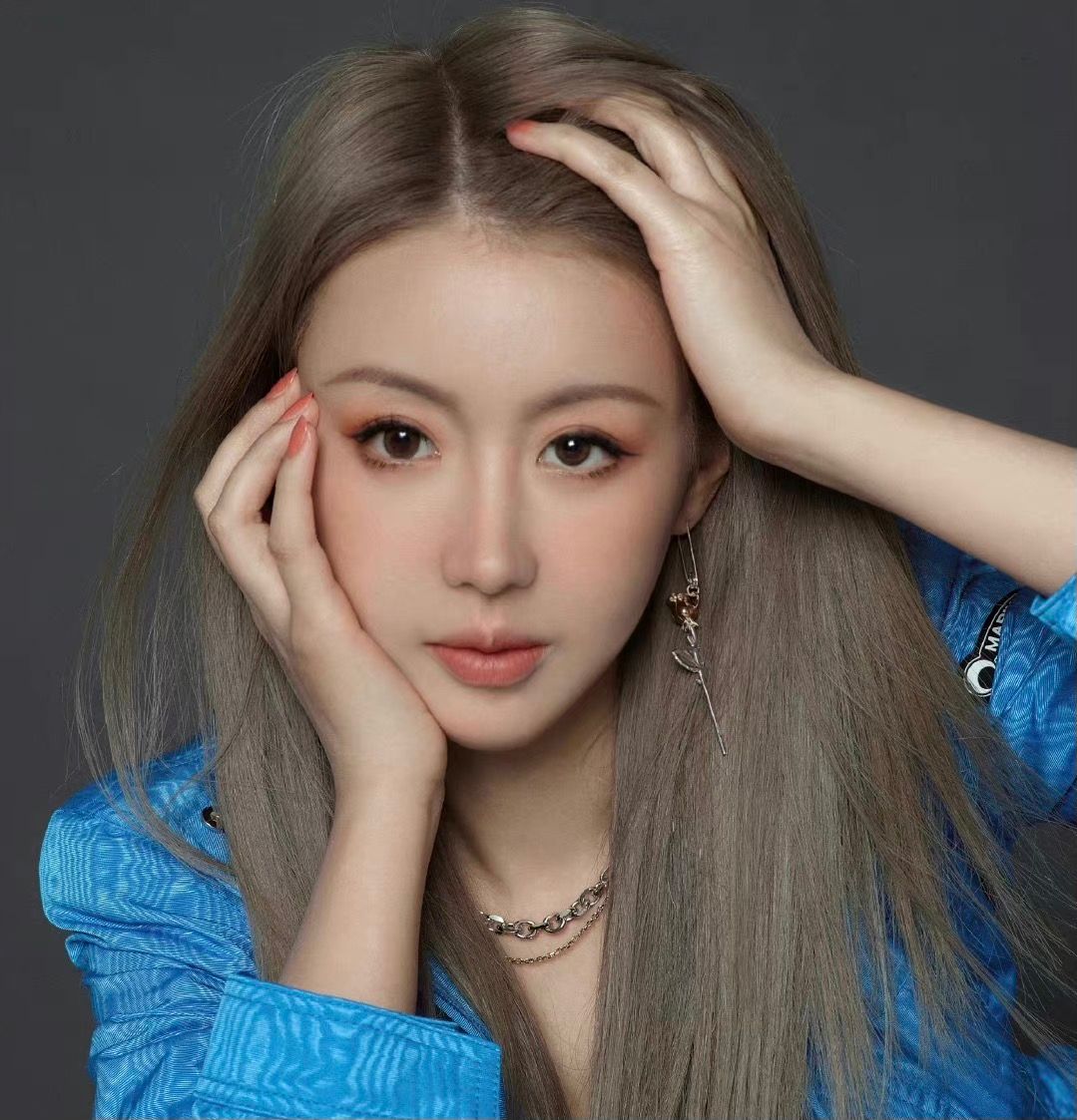 ▲大陸網紅「薄荷醬小Ｑ」首次露臉，竟是宣告已是胃癌末期，預先向大家告別，這組手術前拍的美照將做為自己的遺照。翻攝薄荷醬小Ｑ微博