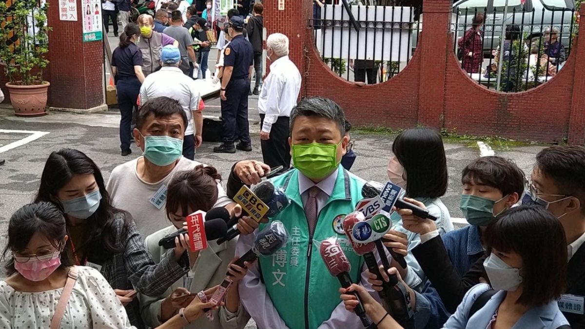 ▲連任民進黨新北市黨部主委的何博文表示，余天大哥德高望重，和他同時登記主委，從來就不是競爭；感謝余天大哥，衷心祝福余大哥家庭平安順心。（圖／何博文提供）