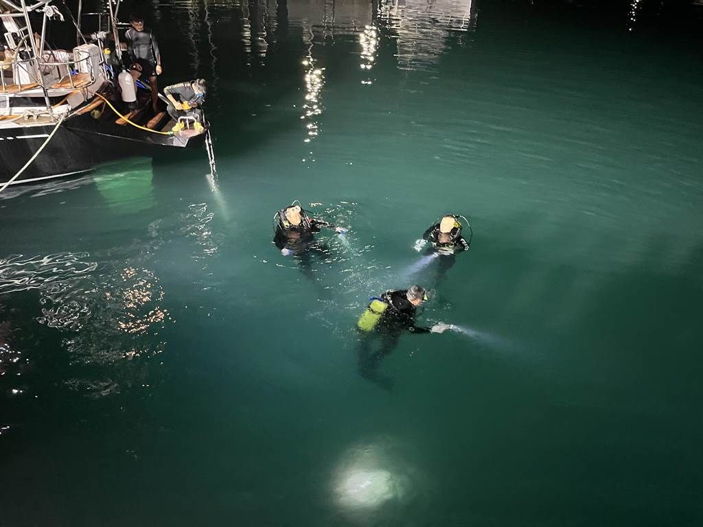 ▲宜蘭烏石港碼頭驚傳轎車落海！車內駕駛5旬男子疑酒駕，救出時已無生命跡象，緊急送醫後仍宣告不治。（圖／翻攝畫面）