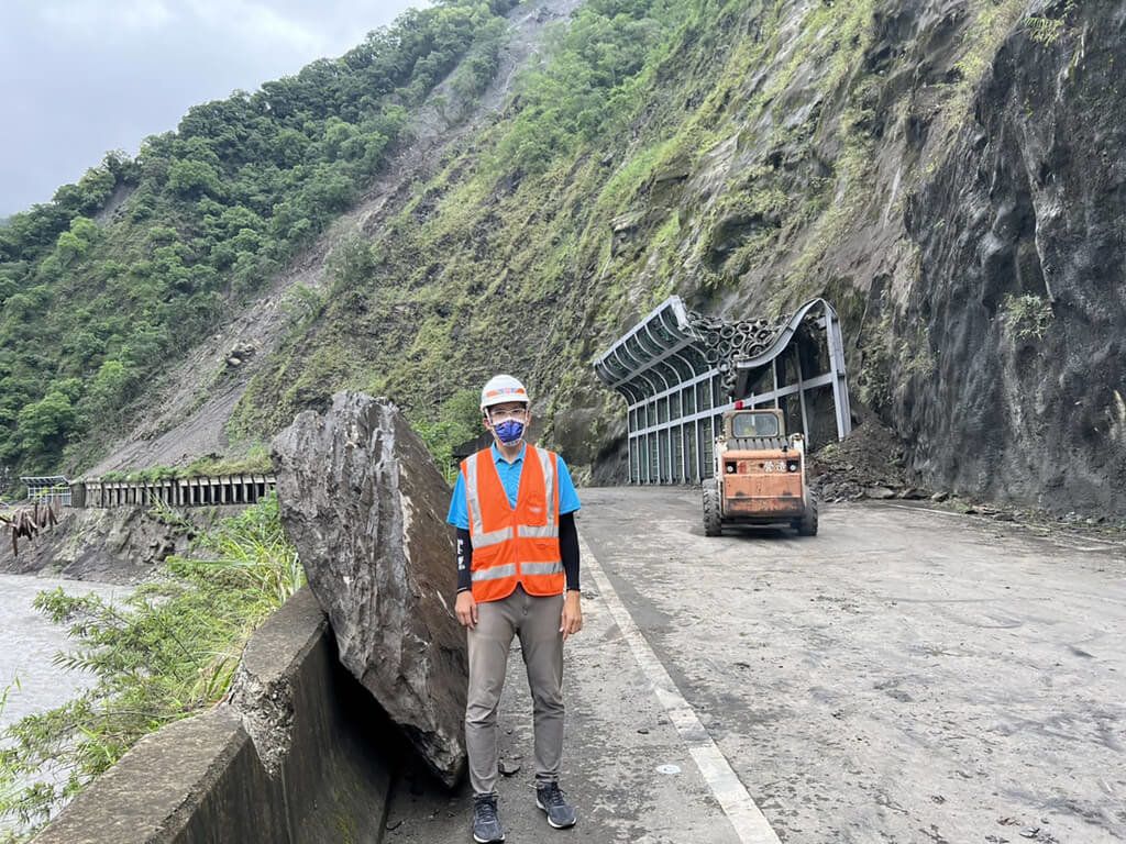 ▲高雄山區近日下雨，導致南橫公路落石不斷，日前梅蘭明隧道附近一顆巨大落石還把落石棚砸毀，幸無人車經過，工程人員發現後趕緊移除落石，恢復正常通行，並由保全人員戒護引導。（圖／公路總局甲仙工務段提供）