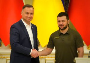 ▲波蘭總統杜達（左）與烏克蘭總統澤倫斯基（右）會面，他22日承諾全力支持烏克蘭加入歐盟。（圖／美聯社／達志影像）