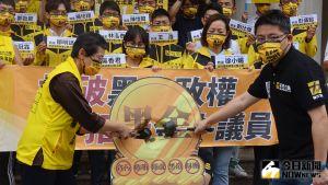 ▲立院司法及法制委員會將審查「公職人員財產申報法第六條條文修正草案」,時代力量呼籲應修法公開縣市議員的財產供國人監督。(圖/記者呂炯昌攝,2022.05.23) ▲立院司法及法制委員會將審查「公職人員財產申報法第六條條文修正草案」,時代力量呼籲應修法公開縣市議員的財產供國人監督。(圖/記者呂炯昌攝,2022.05.23)
