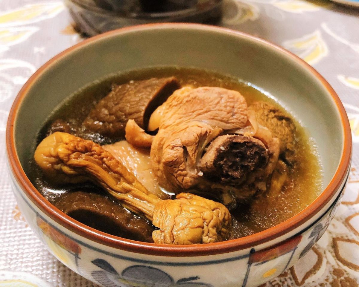 ▲臉書粉專《威媽的吃貨日常》分享了煮雞湯加「黑黑一條」超級鮮甜好喝，原來是「老菜脯巴西蘑菇雞湯」，並表示「阿嬤說這桶至少20年以上」。（圖／《威媽的吃貨日常》授權提供）