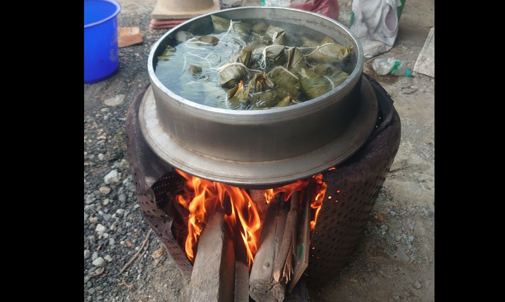 ▲有網友分享自己還原「古早製粽法」，更讓不少南部網友直呼懷念。（圖／翻攝《爆廢公社》）