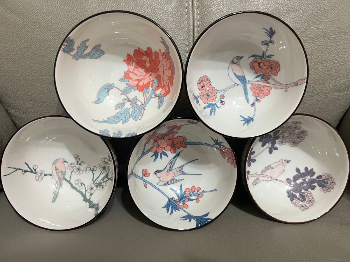 ▲開發金前幾年股東會曾送過故宮碗，讓股東們為之瘋狂。圖為開發金股東會紀念品彩繪花鳥碗，頗受婆媽喜愛。（圖／讀者提供）