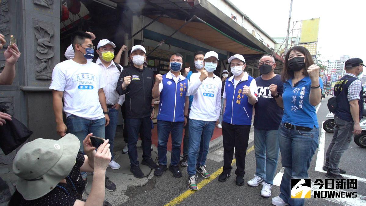 ▲羅智強今天在多位藍營市議員陪同下，從中壢車站走到仁海宮，宣示成立桃園疫情關懷中心。（圖／記者李春台攝，2022.05.23）