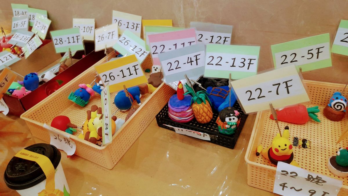 ▲有外送員分享桃園某座社區，竟然貼心的把每個門牌分類做出卡片，而且還有親手捏的造型黏土，畫面非常超療癒。（圖／外送員的奇聞怪事）