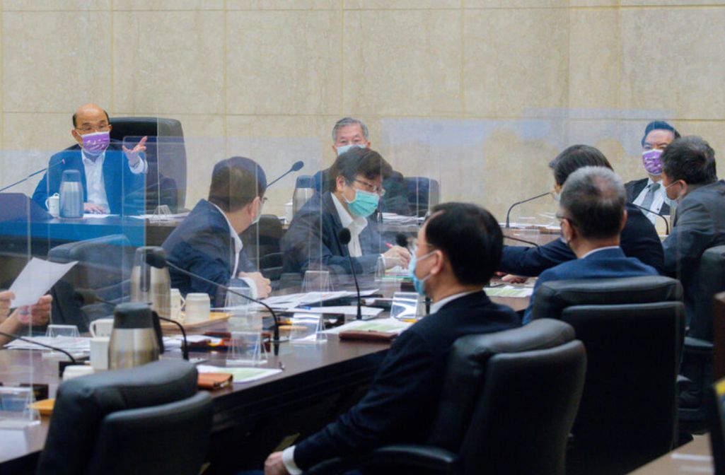 ▲行政院長蘇貞昌（後左）23日上午召開擴大防疫會議，針對國內外疫情、國內疫苗施打情形、家用快篩試劑整備及實名制辦理情形等議題進行討論。（行政院提供）