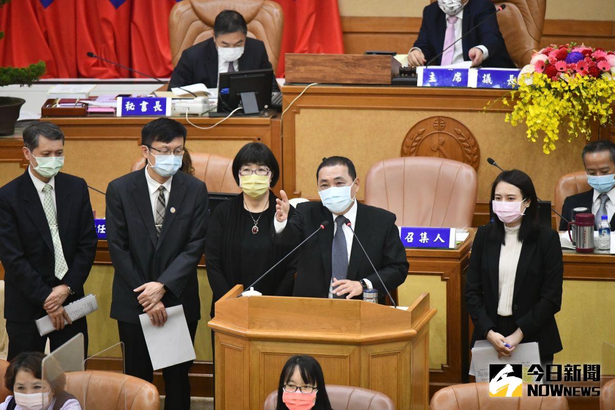 ▲新北市長侯友宜指出，新北市目前自購快篩試劑到貨量仍有限，多由社會局優先提供弱勢的族群使用。（圖／記者陳志仁攝，2022.05.23）