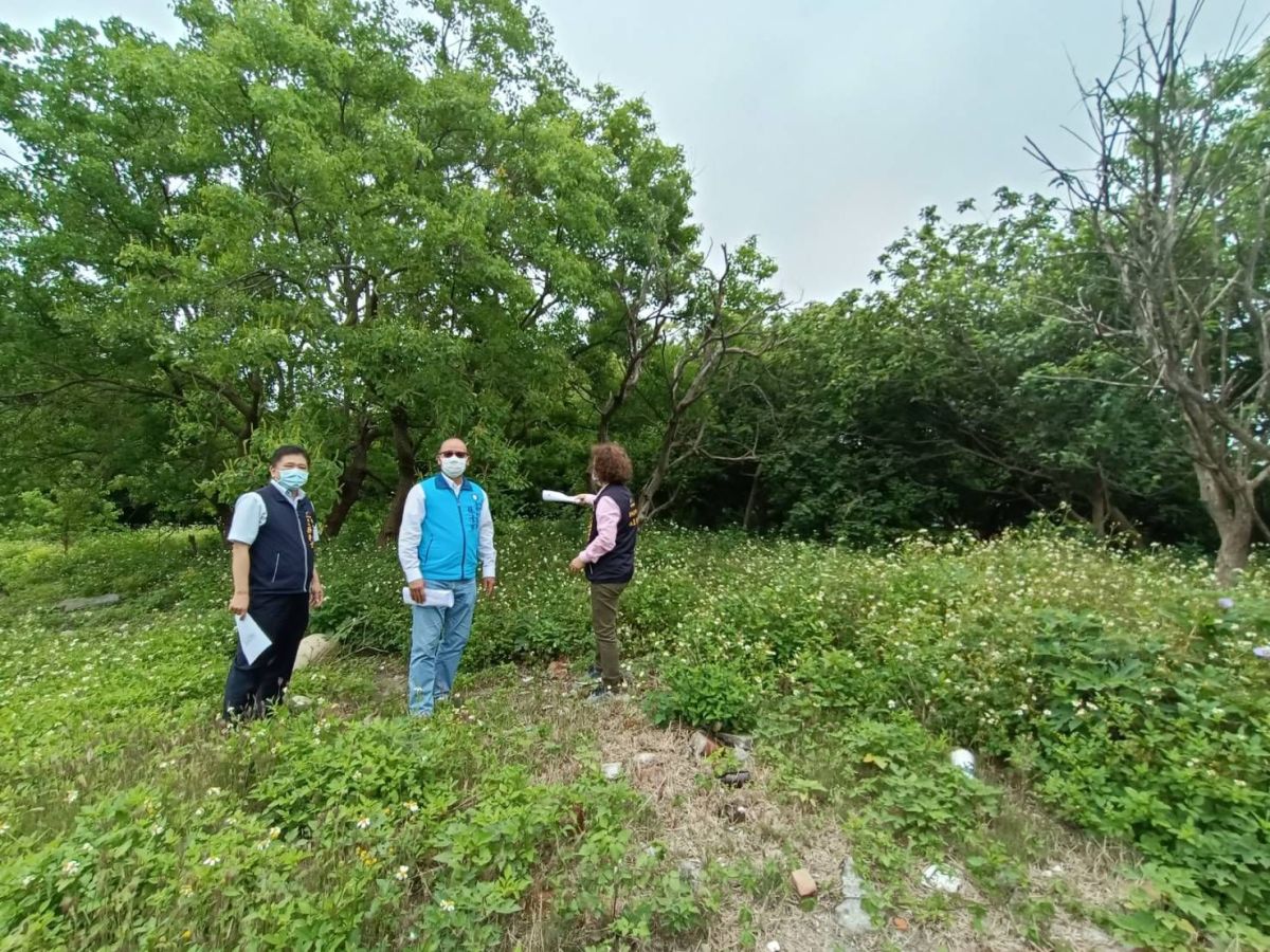 ▲台中市議長張清照會勘清水區銀聯段國有財產局土地，爭取經費「變身」親民公園(圖／張清照服務處提供2022.5.23)