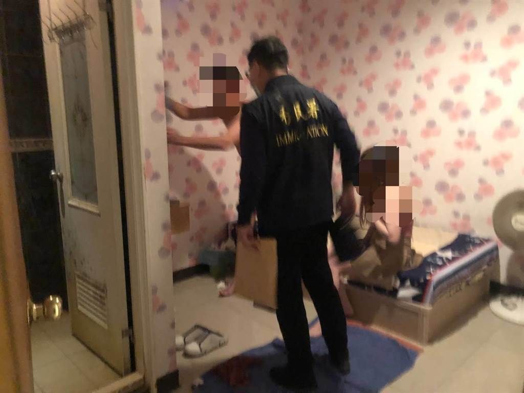 ▲嘉義縣專勤隊偵查人員循線前往探查，破獲以林姓及王姓主嫌為首之色情應召站集團。（圖／移民署提供）