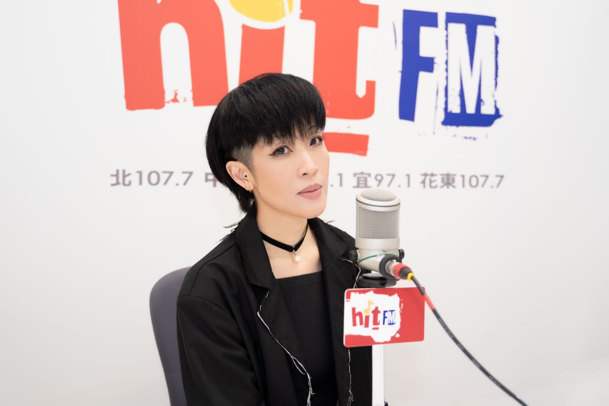 ▲陳珊妮自爆曾經胸貼掉在路上。（圖／Hit Fm聯播網提供）