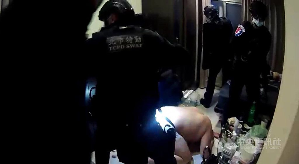 ▲竹聯幫明仁會成員26歲蔣姓男子涉毒品、洗錢等5案遭通緝，平日多藏匿在出租套房、深居簡出，並利用凌晨時段販賣毒品咖啡包，作為逃亡期間所需盤纏，北市刑大16日在新北市三重區將他逮捕歸案。（翻攝照片）中央社記者黃麗芸傳真 111年5月23日