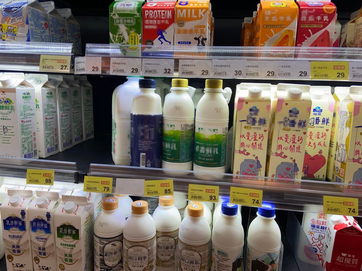 ▲有民眾看見住家附近超市，竟將冷凍櫃上的鮮奶「裝上防盜扣」，不禁感到相當突兀。（圖／翻攝《爆廢公社》）