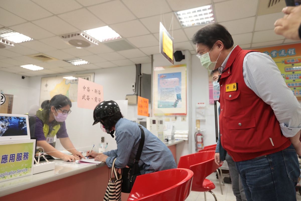 ▲基隆市長林右昌今（23）日前往安樂區了解快篩試劑發放的情形。（圖／基隆市政府提供）