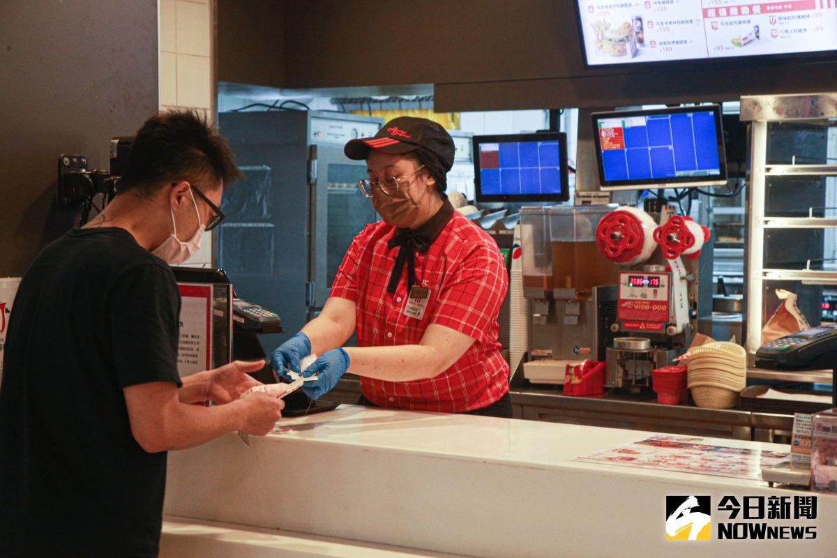 ▲肯德基推出「泰式酸辣狂歡桶」優惠，6塊冬蔭功炸雞＋6顆蛋撻只要399元，限時只到8/21。麥當勞及漢堡王也推出優惠應戰。（圖／NOWnews資料照片，記者葉政勳攝 ）