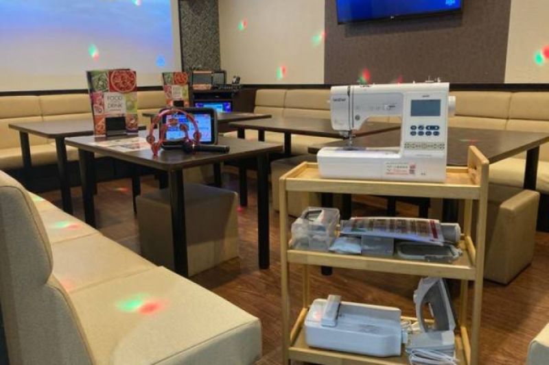 ▲日本一間卡拉OK店提供「縫紉機租借服務」，意外大獲好評。（圖／翻攝自JOYSOUND）