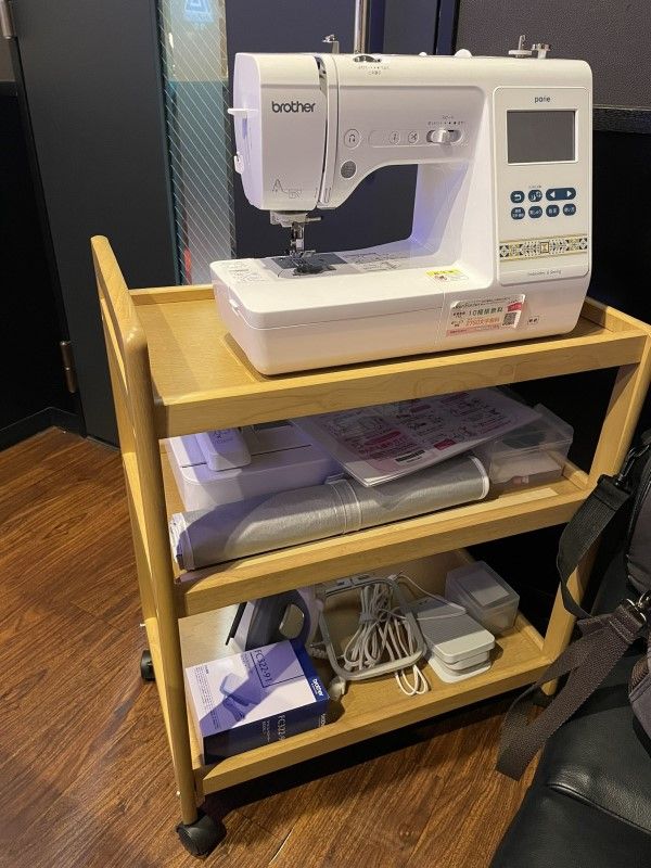 ▲店家提供一台要價10萬日幣的高性能縫紉機，另外還有熨斗、燙衣板、剪布剪刀等。（圖／推特帳號xxx11YUDA26xxx）