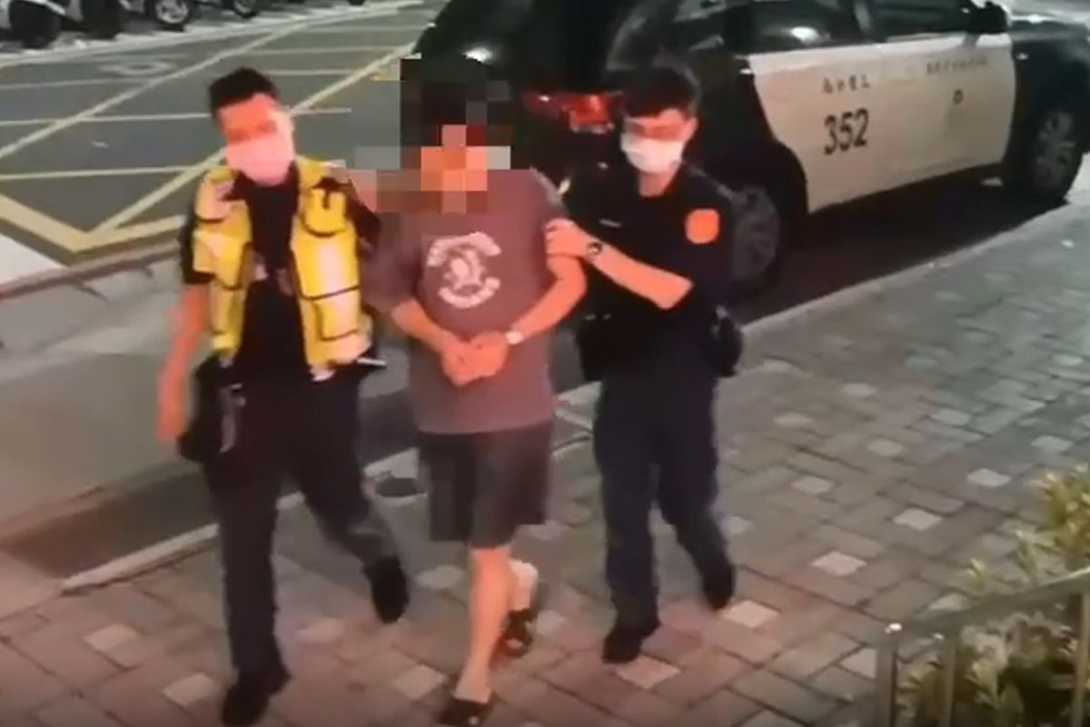 ▲警方獲報後，迅速趕抵現場將砍人的林男逮捕。（圖／翻攝畫面）