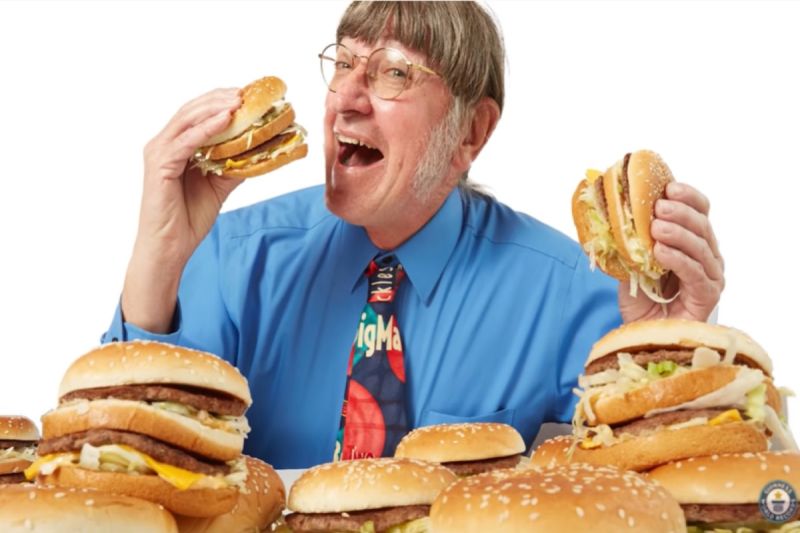▲美國一名男子連續吃麥當勞大麥克50年，創下無法超越的金氏世界紀錄！（圖／翻攝自Youtube帳號Guinness World Records）