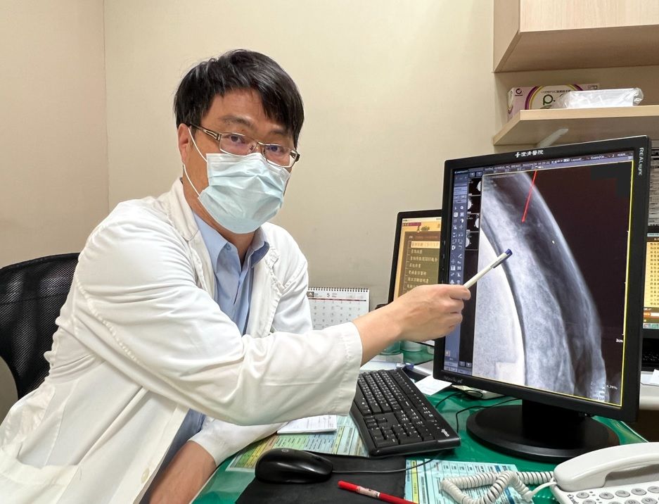 ▲澄清醫院中港院區乳房外科主任陳豐仁提醒，任何做過隆乳手術，不論是植入矽膠或者鹽水袋的女性，皆可安全進行乳房攝影檢查以及粗針切片檢查。